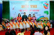Cô hiệu trưởng Lê Thị Tâm cùng bác hội trưởng hội phụ huynh trường MN Thanh binh lên trao giải nhất cho các bé
