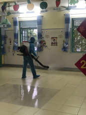 Cán bộ trung tâm y tế Thành phố Điện Biên Phủ phun thuốc khử trùng, tiêu độc phòng bệnh Corona.
