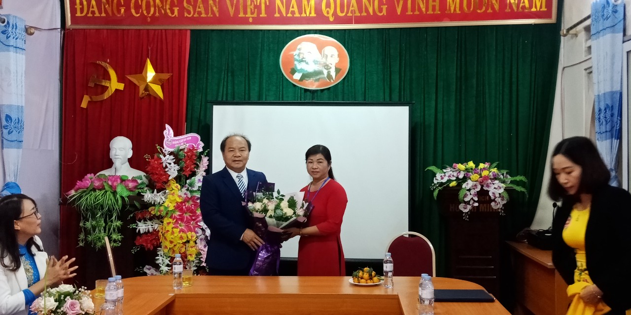 Đồng chí Đào Hoài Nam - Ủy viên BTV thành Ủy- Phó Chủ tịch  UBND thành phố Điện Biên Phủ đến thăn tặng hoa và quà nhân kịp kỷ niệm 38 năm ngày nhà giáo Việt nam 20/11