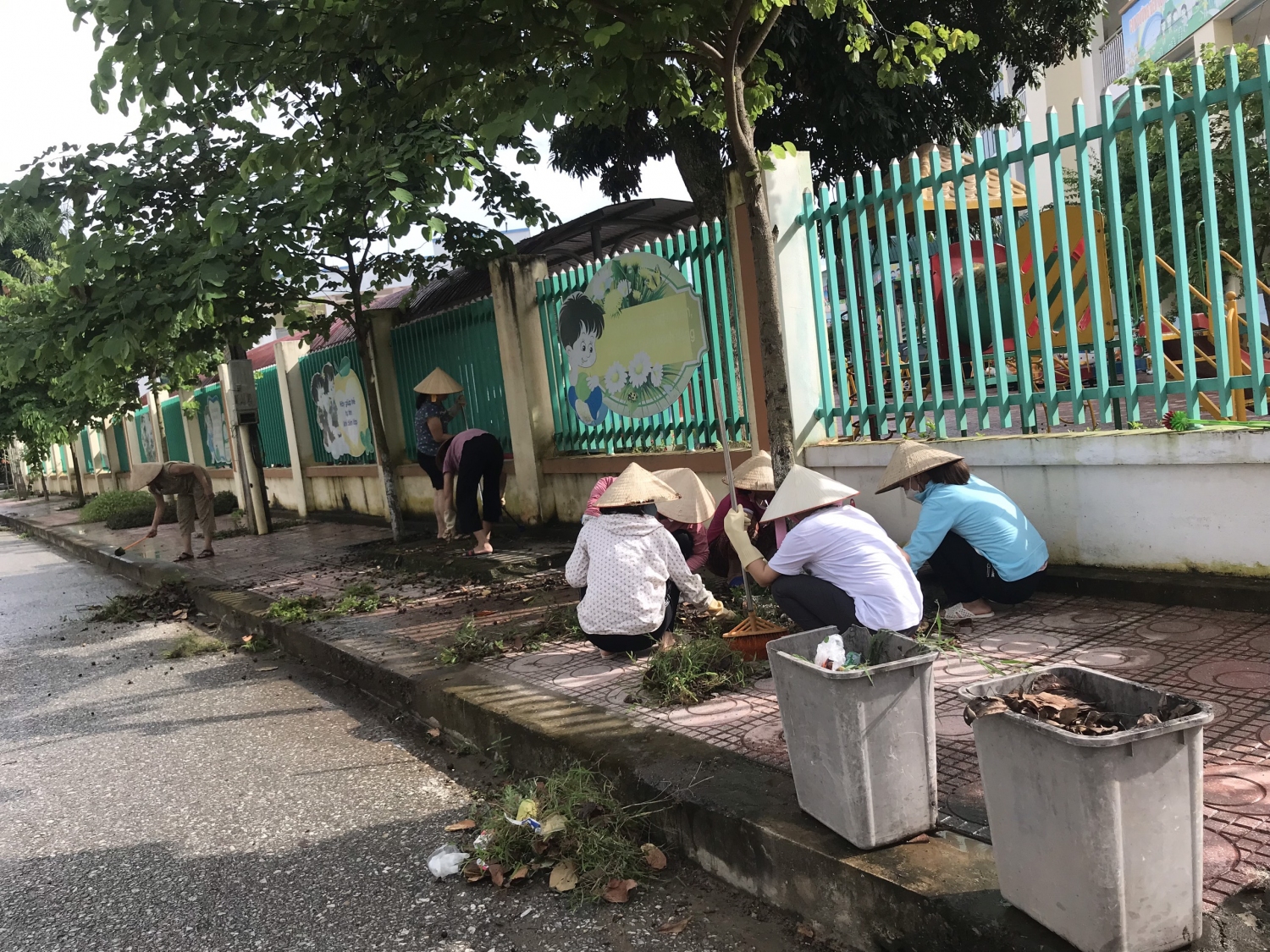 Vệ sinh hành lang quanh trường